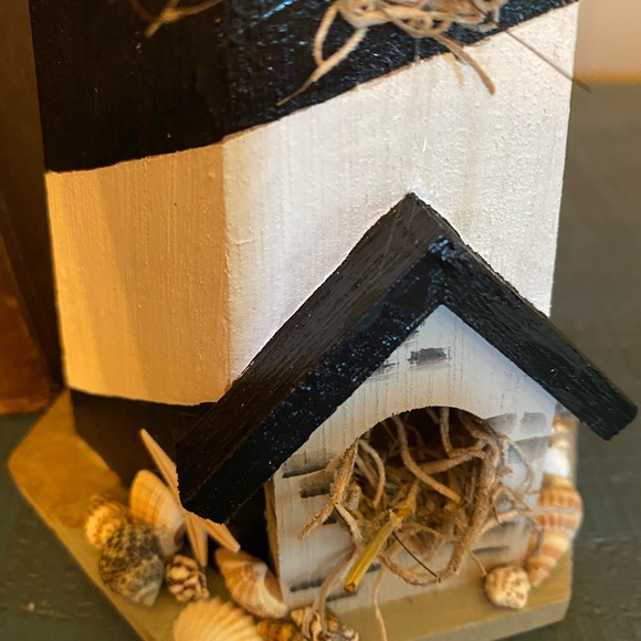 Birdhouse Handpainted. “Safe Travels” - Picture 4 of 9